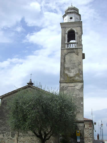 Kirchturm in Lazise am Hafen